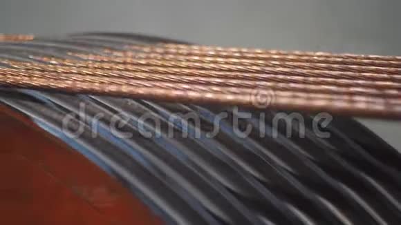 铜电缆法凸耳在工厂沿Walzem延伸用于制造电力电缆视频的预览图
