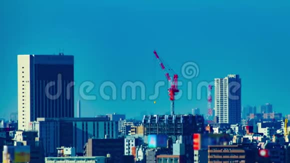 东京大楼顶部移动起重机的延时长镜头淘洗视频的预览图