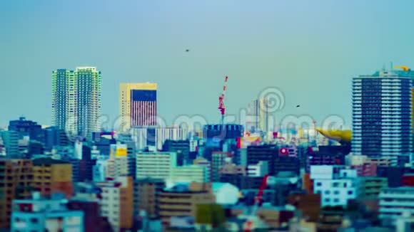 东京大楼顶部移动起重机的延时倾斜变焦视频的预览图