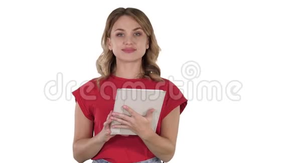 主持人女士穿着红色t恤拿着平板电脑翻页在白色背景下与相机交谈视频的预览图