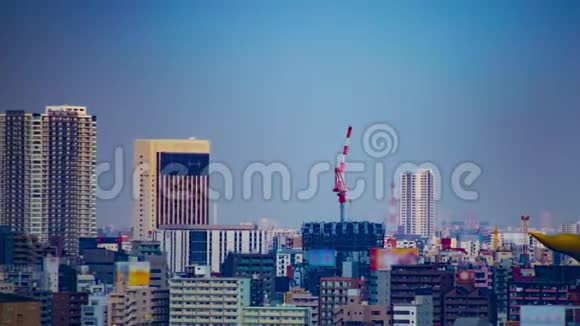 东京大楼顶部移动起重机的延时长镜头淘洗视频的预览图