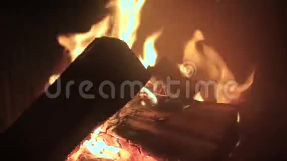 一个村庄的房子的烤箱里的火视频的预览图