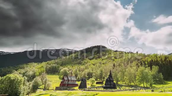 博贡德挪威著名的地标斯塔夫克尔克一个古老的木制三重编织教堂在夏天明亮的夏日阳光视频的预览图
