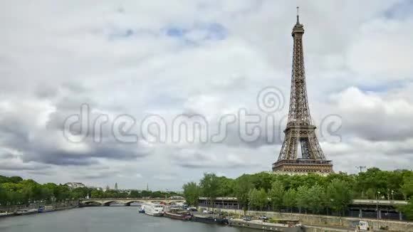 法国巴黎的埃菲尔铁塔和塞纳河时光流逝视频的预览图