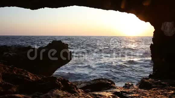 希腊角阿伊亚安阿尔基罗伊洞海景视频的预览图