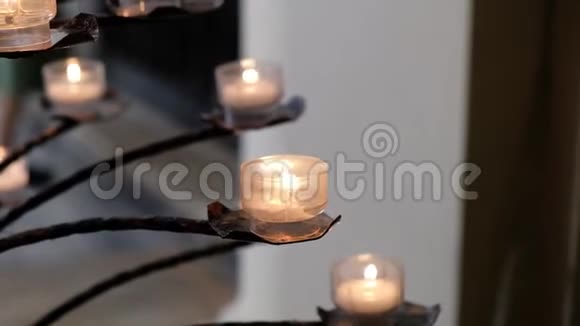 在教堂烧蜡烛视频的预览图