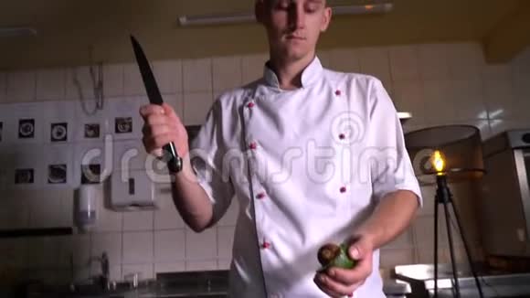 厨房的厨师把牛油果种子滑到桌子上视频的预览图