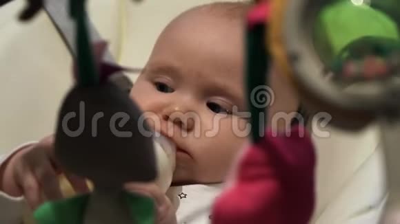 漂亮的女婴喝瓶子里的牛奶视频的预览图