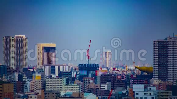 东京建筑顶部移动起重机的延时长镜头倾斜视频的预览图