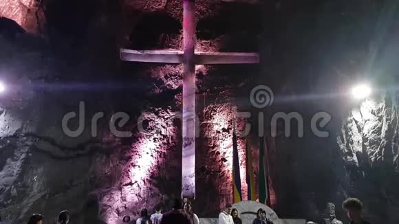Zipaquira哥伦比亚2020年1月4日在Zipaquira的盐大教堂内令人惊叹的景色人们可以在那里看到矿山和第四座视频的预览图
