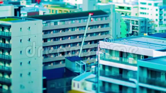 东京大楼顶部移动起重机的延时倾斜变焦视频的预览图