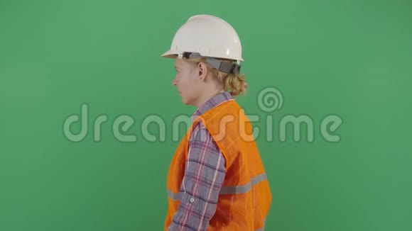 女工程师用挫折擦脸视频的预览图