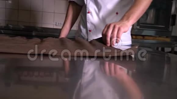 穿着白色制服的厨师正在他桌上翻刀视频的预览图