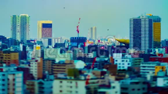 东京大楼顶部活动起重机倾斜式翻盘的时间推移视频的预览图