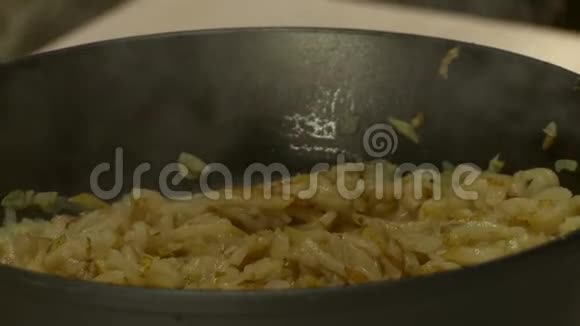 煎锅里煎梨的饼干视频视频的预览图