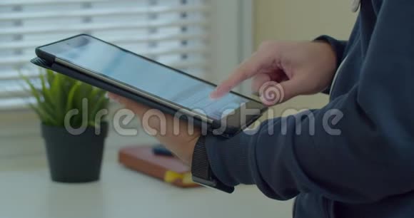 男性手的特写镜头在信使中使用平板电脑打字双手在平板电脑上键入文本特写视频的预览图