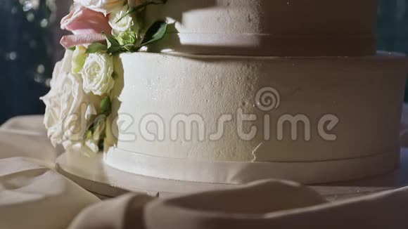 在美丽的四层蛋糕和粉红色玫瑰上的特写全景视频的预览图