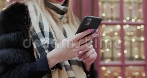 成年白种人女性在现代建筑外使用智能手机应用程序有智能手机短信的女人视频的预览图