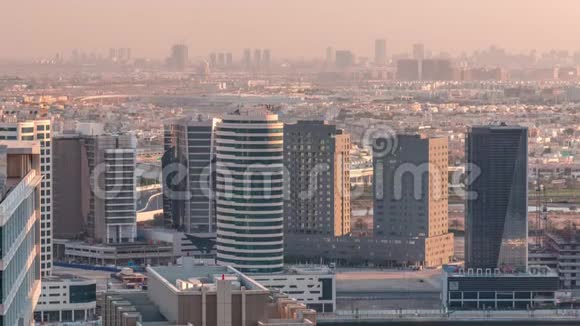 迪拜商务海湾塔在傍晚航空时间视频的预览图