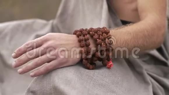 冥想瑜伽的手在大自然中视频的预览图