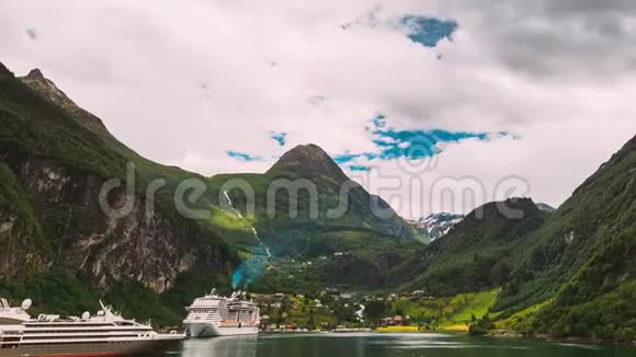 挪威吉兰格福乔德旅游船轮渡船游船班轮浮动附近的盖朗格夫乔登视频的预览图