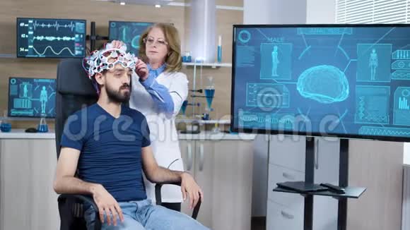 研究大脑活动的女性科学家视频的预览图
