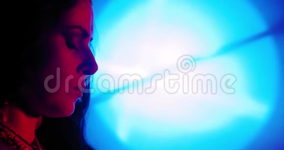一名印度年轻女子在蓝色和红色灯光下拍摄的照片4k视频的预览图