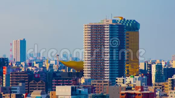 东京建筑顶部移动起重机的延时远镜头变焦视频的预览图