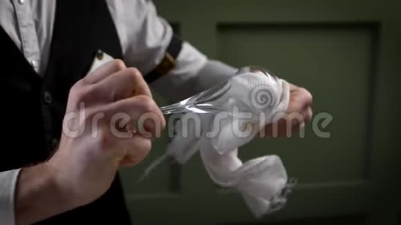 一个男酒保擦着透明的玻璃视频的预览图