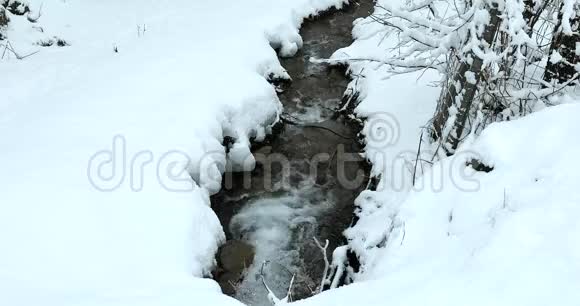 冬季的小河流在山上流动视频的预览图