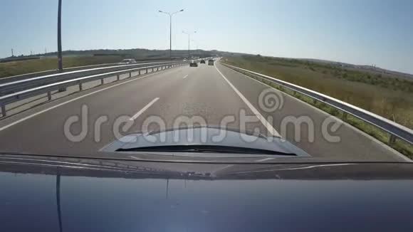从移动的蓝色汽车看克里米亚桥上的道路围棋是在汽车的屋顶上鱼眼视频的预览图