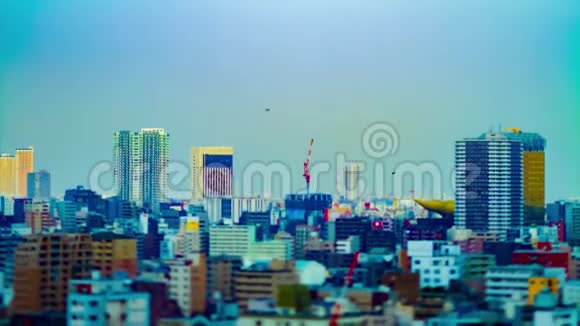 东京建筑顶部移动起重机倾斜倾斜倾斜的时间推移视频的预览图