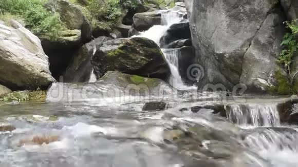 清凉而洁白的水像牛奶从尼泊尔的某个地方流下来视频的预览图