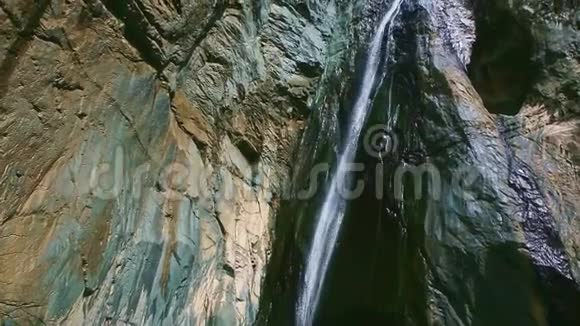 高山瀑布环绕着高耸的悬崖视频的预览图