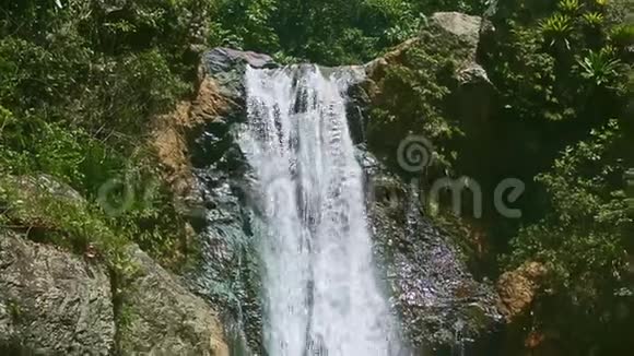 在被大石头包围的强烈山瀑布下的特写全景视频的预览图