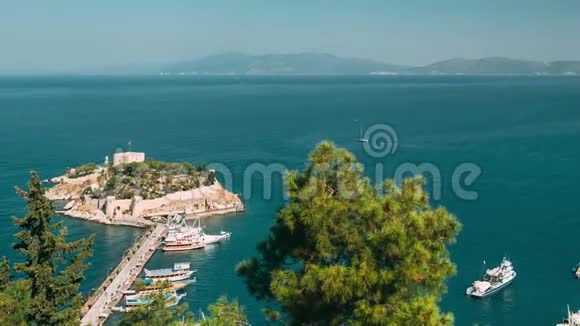 库萨达西艾丁省土耳其鸽子岛的俯视图古老的1415世纪堡垒在古文阿达斯的视频的预览图
