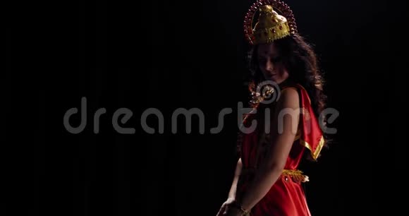 拉克什米穿着全国红裙和头饰把她的手放在一起视频的预览图