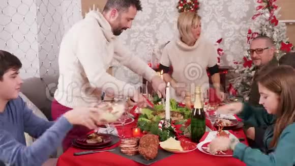 大家庭在圣诞庆典上享用美食视频的预览图