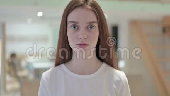 不健康红头发的年轻女子牙痛的肖像视频的预览图