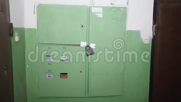 电气箱绿色门的正面视图上面有黑色的锁俄罗斯造得很差的物体正面观点视频的预览图