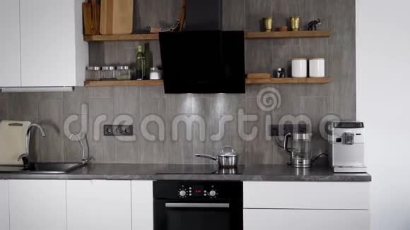 框架内一个现代化舒适的厨房智能家电内置简约内饰天然材料视频的预览图
