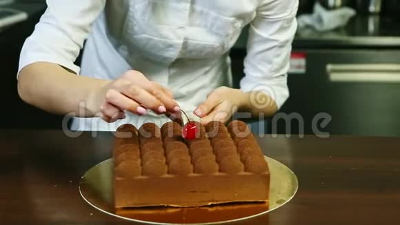 成熟的红樱桃原型巧克力奶油慕斯蛋糕装饰糖果视频的预览图