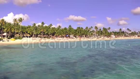 多米尼克的海岸线从海洋视频的预览图