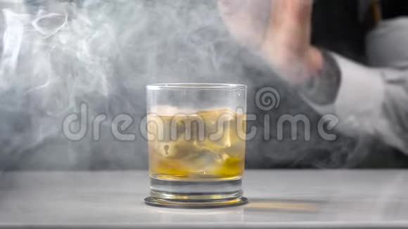 很棒的威士忌酒保在饮料周围做了一个烟幕视频的预览图