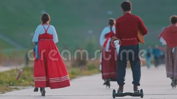 人们在俄罗斯民间音乐中漫步到河上的气垫板和滑板视频的预览图