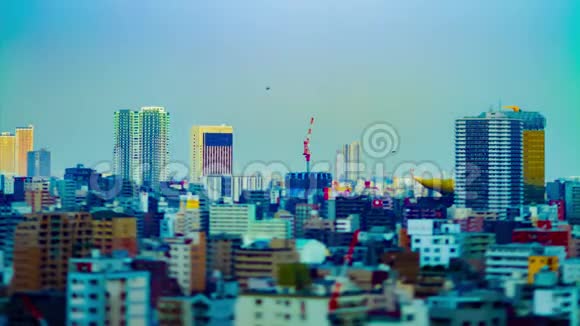 东京倾侧移动建筑物顶部起重机的时间点视频的预览图