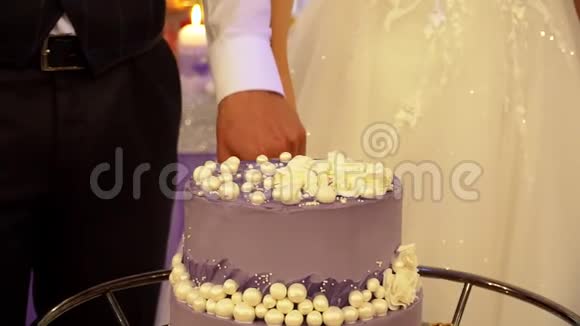 新婚夫妇切结婚蛋糕视频的预览图