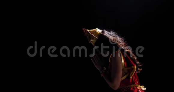 一位印度女神拉克什米把她的手合在一起的照片4k视频的预览图