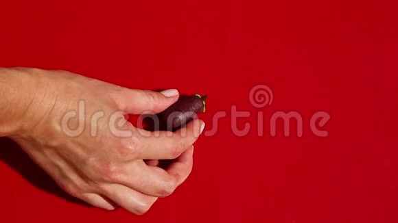 顶景糖果店把杏仁茄子形状的糖果放在棕色纸摊上视频的预览图