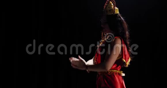 拉克什米穿着红色连衣裙戴着珠宝手挽着手跳舞视频的预览图